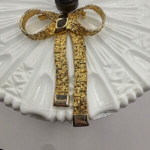 Vintage Gold Tone Nugget Texture Bow Brooch Articulated Ribbon Statement Pin